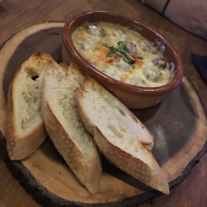 queso fundido con chorizo