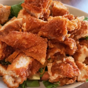 ensalada con buffalo y blue cheese