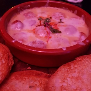 queso fundido con chorizo