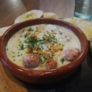 Queso fundido con chorizo