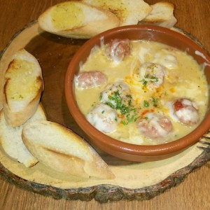 queso fundido con chorizo