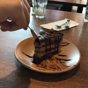 Pastel de chocolate y crema de avellanas