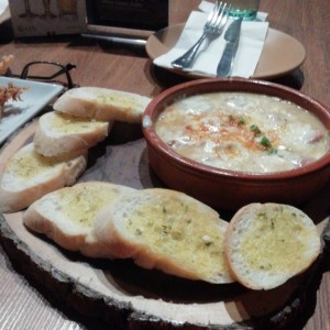Queso fundido con chorizo