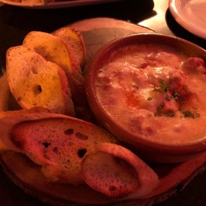 Queso fundido con chorizo