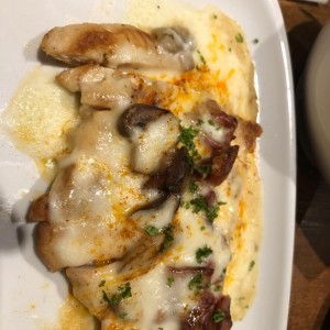 pollo con hongos y queso fundido