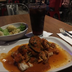 Filete de pescado a lo macho (con camarones, pulpo, almejas, calamar), vegetales salteados y soda coca-cola