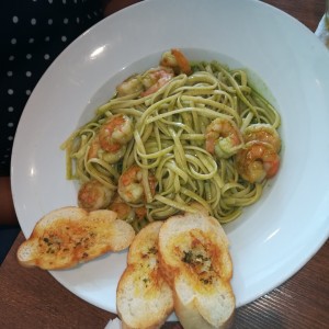 linguini en salsa pesto