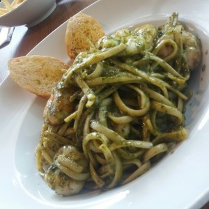 pasta al pesto con camarones