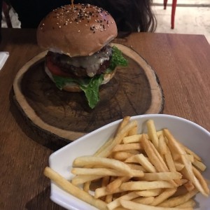 Hamburguesa con hongos y queso suizo