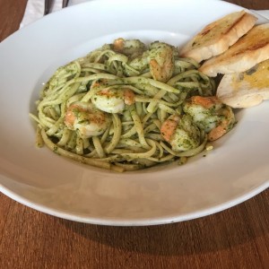 pesto pasta con camarones