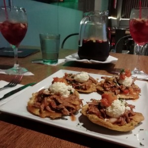 patacones con carne (entrada)