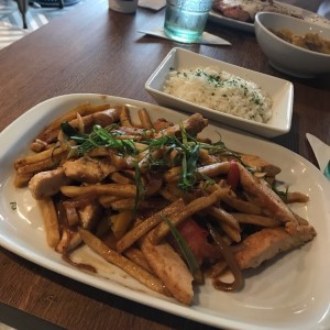 Pollo saltado