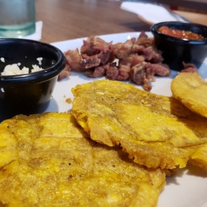 patacones con chicharon
