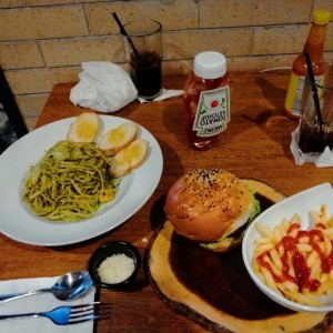 fideos al pesto con camarones y hamburguesa con sabor Jack Daniel's