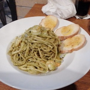 fideos al pesto con camarones