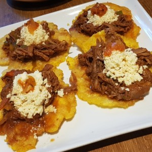 Entrada - patacones con ropa vieja