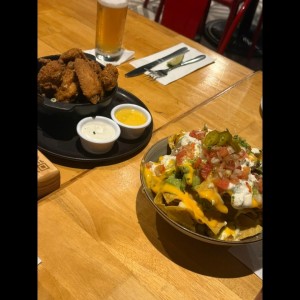 alitas, nachos 