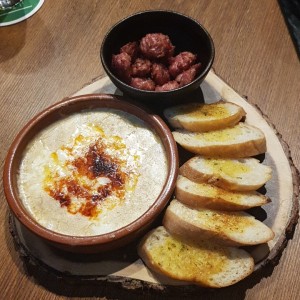 queso fundido con chorizo
