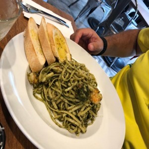 Linguini al pesto con camarones