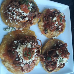 patacones con carne mechada