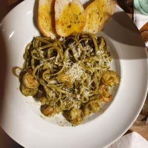 Pasta de camarones al pesto.