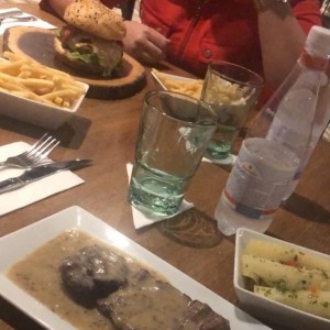 Cheeseburger y plato de res Sante Panama