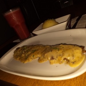 Filete de res a la pimienta con pure. Jugo natural de Mora