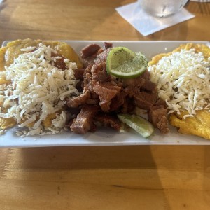 Entrada de chicharrones con patacon