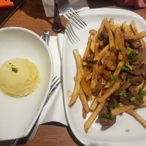 lomito saltado con pure