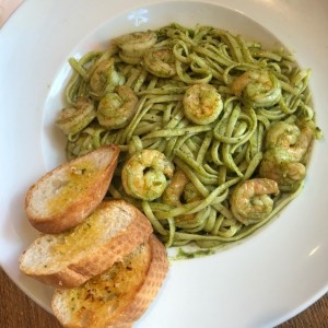 camarones al pesto