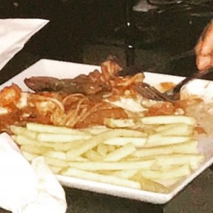 Mar y tierra con papitas fritas.