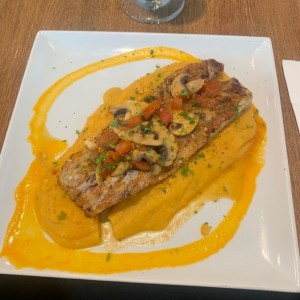 Filete de corvina en cama de camote