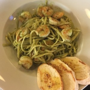Al pesto con camarones