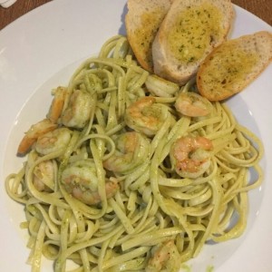 Linguini al pesto con camarones