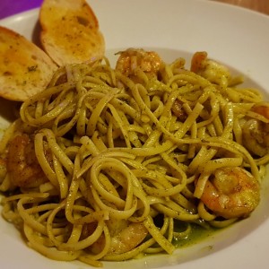 Pasta al Pesto con Camarones