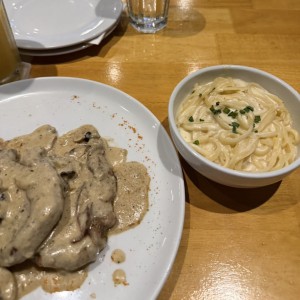 Medallones Mignon con spaguetti en salsa blanca 
