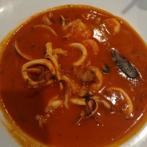 sopa de tomate con mariscos