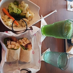 chicken Wrap con vegetales salteados y limonada con hierba buena