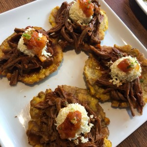patacones con carne desmechada