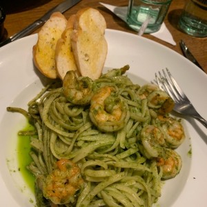 Al pesto con camarones