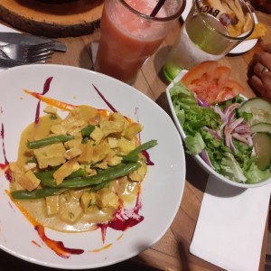 Pollo al curry con ensalada de la casa.