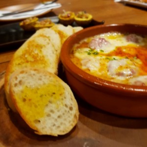 queso fundido con chorizo argentino
