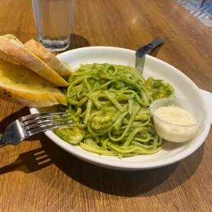 Pasta al Pesto con Camarones