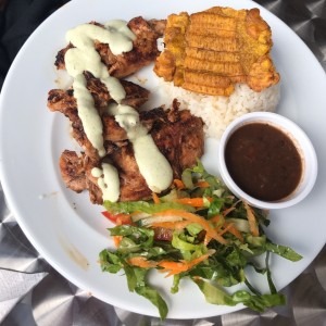 pechuga a la plancha, arroz, porotos, ensalada verde y patacon