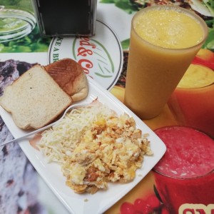 huevo revuelto jamon tostada y jugo de maracuya