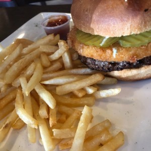 hamburguesa de carne y queso apanado