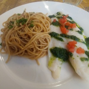 Pescado Pesto Perejil y Spicy Pasta Integral