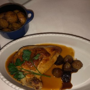 Blanco de pollo rostizado en su jugo, papines al horno y cebollitas glaseadas