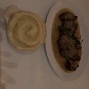 Entrecot de res trinchado, salsa "Le relais de Paris", papas fritas confitadas