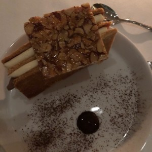 Crocantine, montando como una milhojas con crema de gianduia